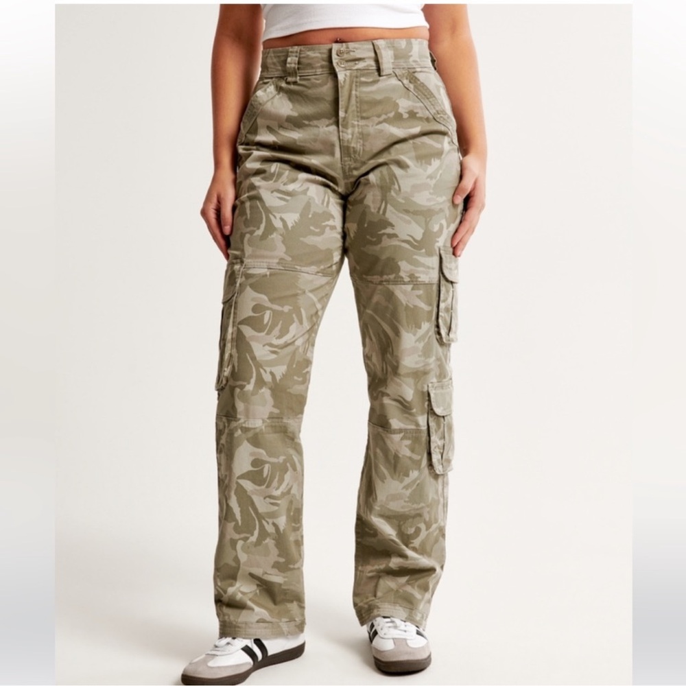 NWOT Abercrombie & Fitch Women’s Relaxed Army Green Camo Cargo Pants 24/00S